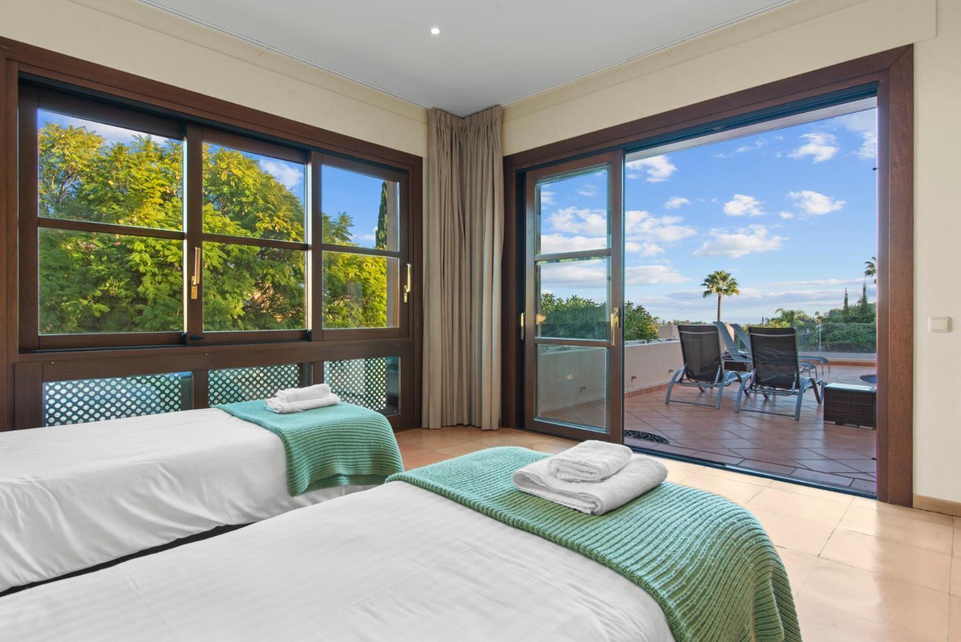 Luxury Villa Robledal By Mabiente - Views Of The Sea And The Golf Course マルベーリャ エクステリア 写真